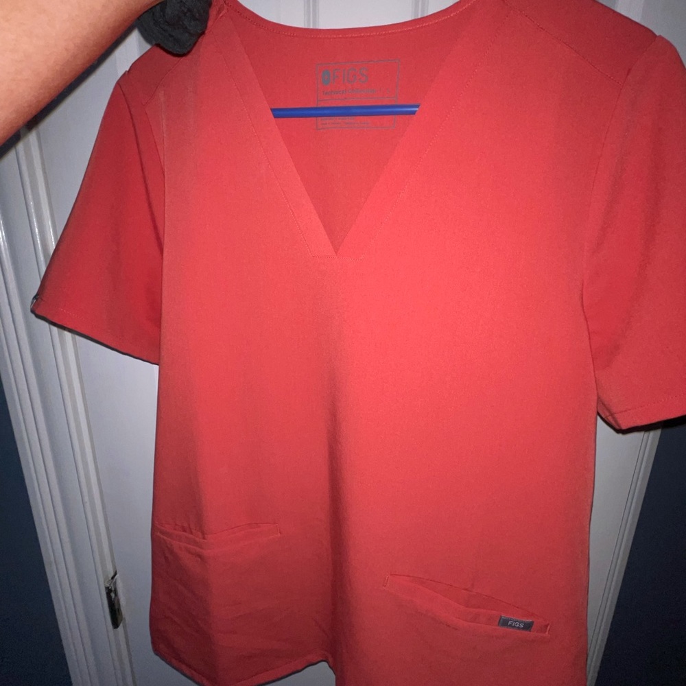 Casma three pocket scrub top